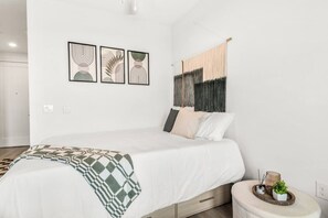Escritorio, wifi y ropa de cama