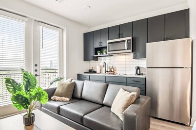 Downtown Houston | Studio | Shared Pool & Gym