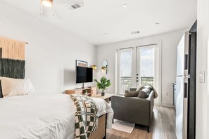 1 bedroom, desk, WiFi, bed sheets - Downtown Houston | Studio | Shared Pool & Gym (Houston)