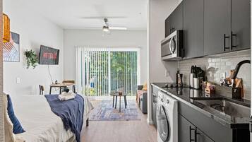 1 bedroom, desk, WiFi