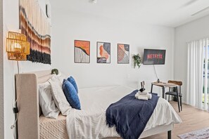 1 bedroom, desk, WiFi