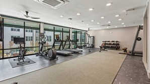 Ein modernes Fitnessstudio mit Laufbändern, Ergometer und Gewichtstrainern.