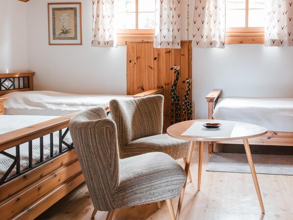 2 bedrooms, iron/ironing board, internet