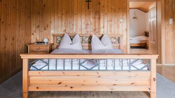 2 bedrooms, iron/ironing board, internet