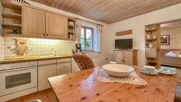 Fridge, oven, stovetop, coffee/tea maker