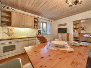 Fridge, oven, stovetop, coffee/tea maker