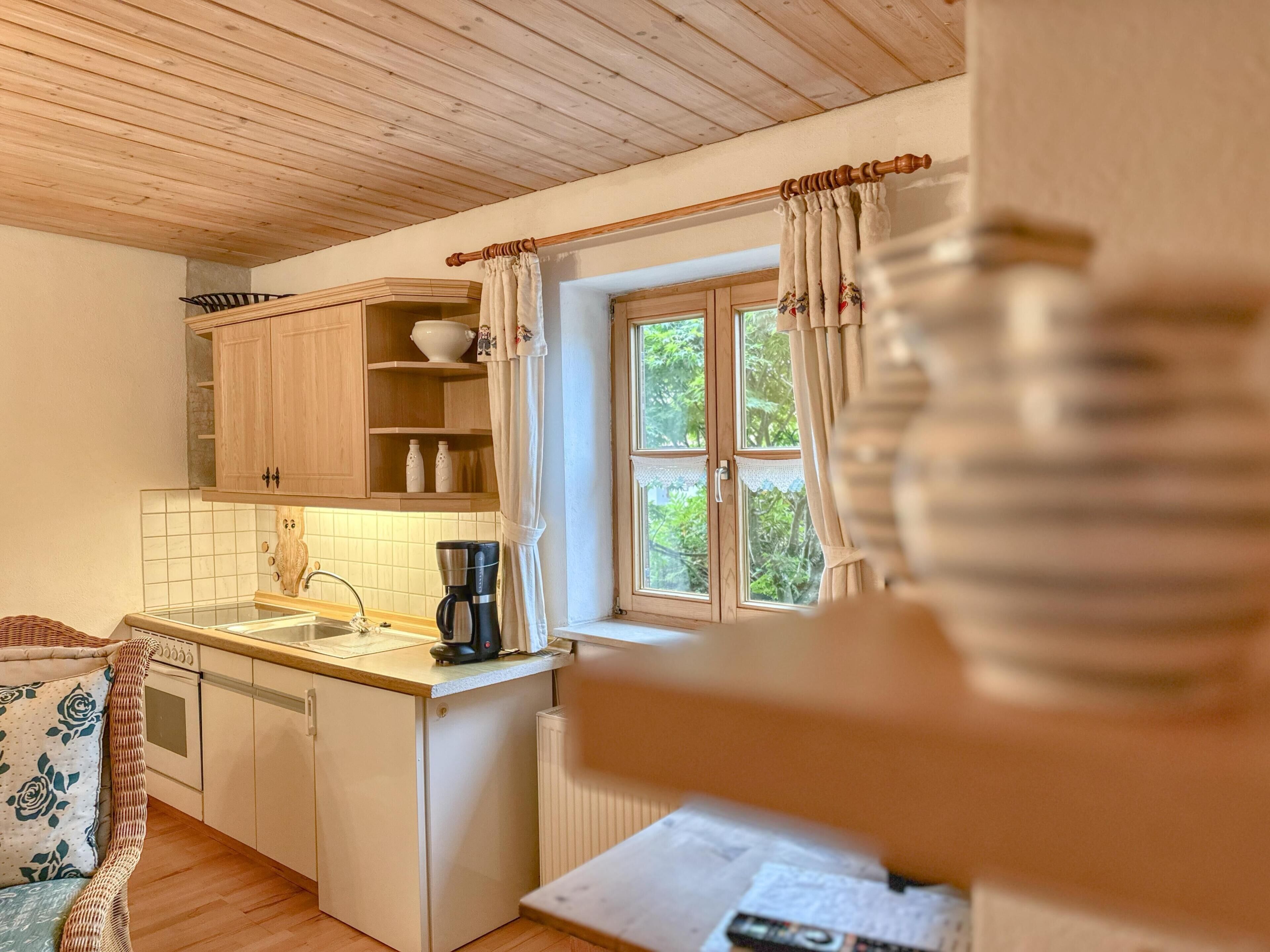 Kühlschrank, Ofen, Herdplatte, Wasserkocher mit Kaffee-/Teezubehör