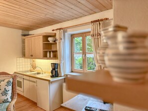 Réfrigérateur, four, plaque de cuisson, cafetière/bouilloire