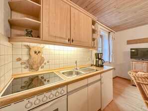 Fridge, oven, stovetop, coffee/tea maker