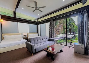 Familienzimmer, Terrasse, Bergblick | Kostenloses WLAN, Bettwäsche