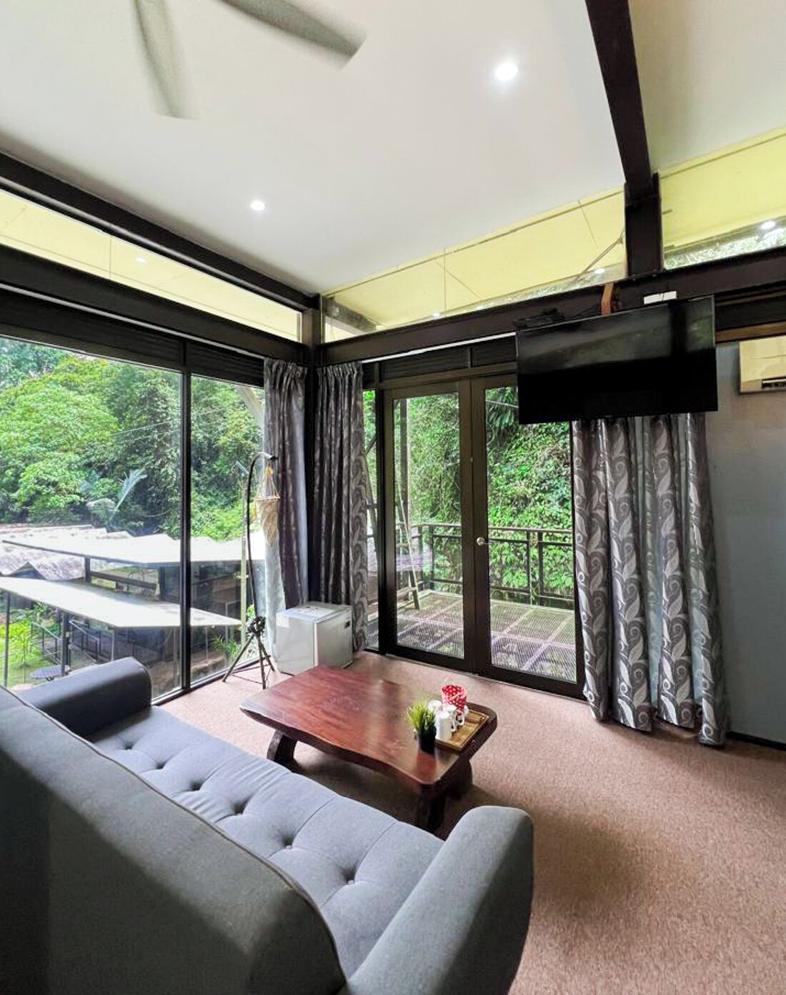 Family Room, Patio, Mountain View | Living area