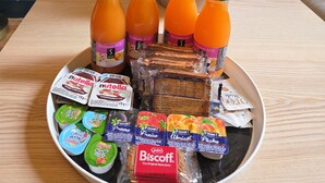 A tray of food and drinks on a table, including Nutella, Biscoff, and juice bottles. - L'Angevin-4 pers-espace repas-Centre ville/Gare station (Le Mans)