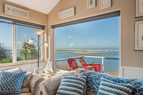 Spectacular views of the Pacific Ocean and Bay - 3 Bedroom house sleeps 8.