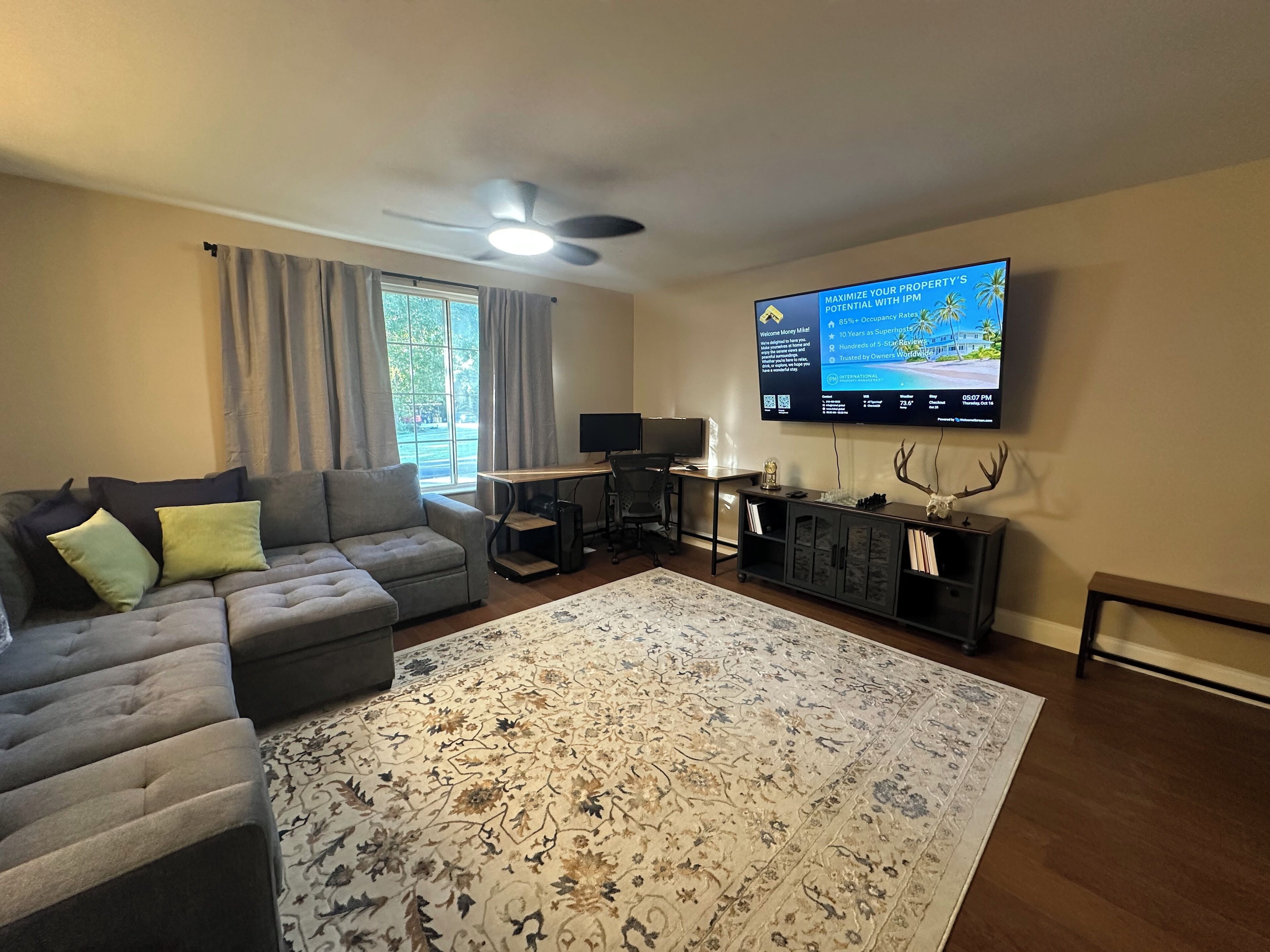 Premium House, Garden View | Living area | Computer monitors