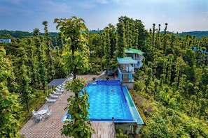 Una piscina al aire libre