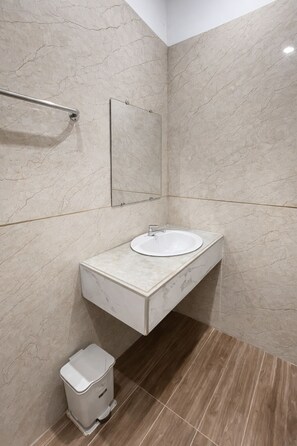Deluxe Quadruple Room | Bathroom | Shower, rainfall showerhead, designer toiletries, slippers - CKC 24H Hotel Near Can Tho City Center (Binh Thuy)