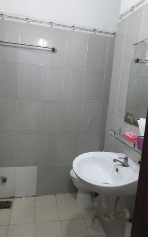 ห้องเบสิกดับเบิล | ห้องน้ำ | ฝักบัว, ของใช้ในห้องน้ำฟรี, ไดร์เป่าผม, รองเท้าสวมภายในห้อง