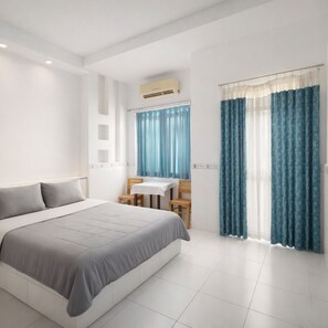 高級雙人房 | 客房內保險箱、書桌、筆電工作空間、遮光布/窗簾