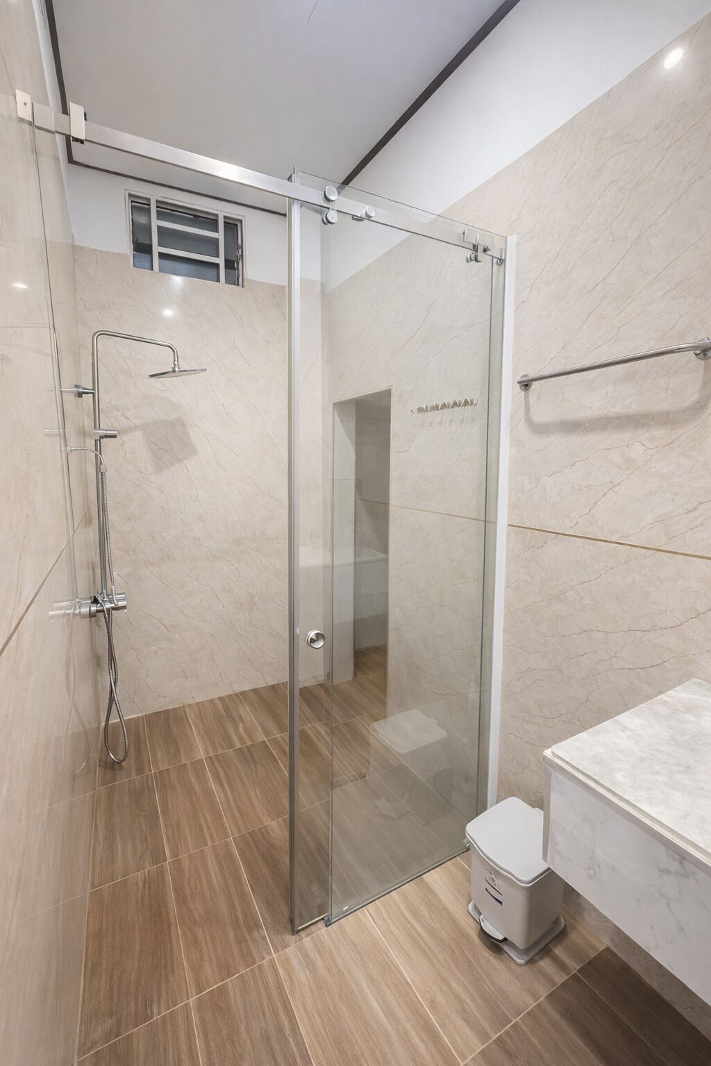 Quarto quádruplo luxo | Banheiro | Chuveiro, produtos de toalete grátis, secador de cabelo, chinelos