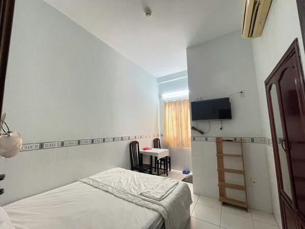 Habitación básica doble de uso individual | Caja fuerte, escritorio, espacio para trabajar con un portátil