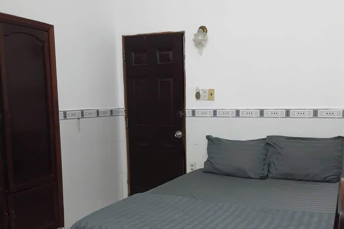 Habitación básica doble de uso individual | Caja de seguridad en la habitación y escritorio