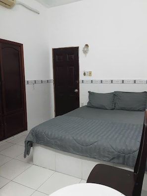 Habitación básica doble de uso individual | Caja fuerte, escritorio, espacio para trabajar con un portátil