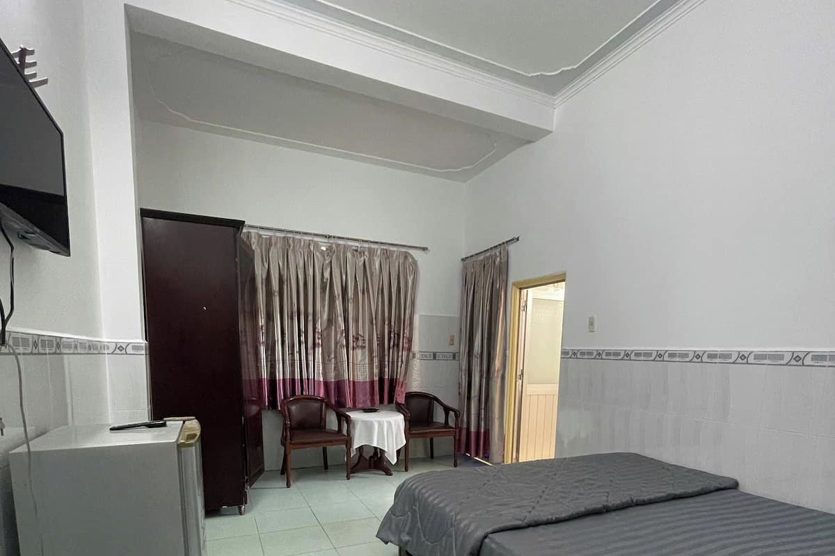 Deluxe Double Room | In-room safe, desk, laptop workspace, blackout drapes