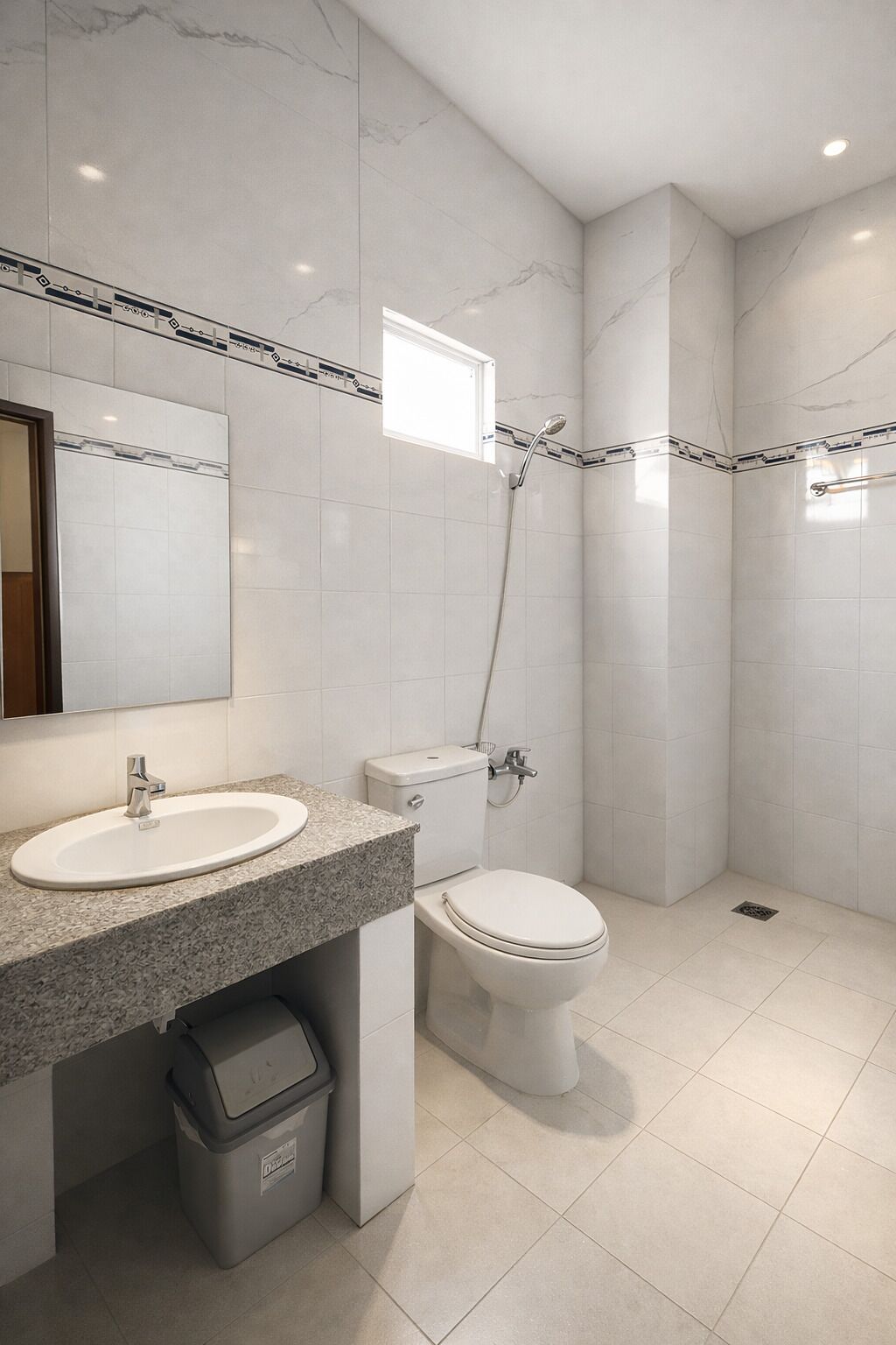 Standard-Vierbettzimmer | Badezimmer