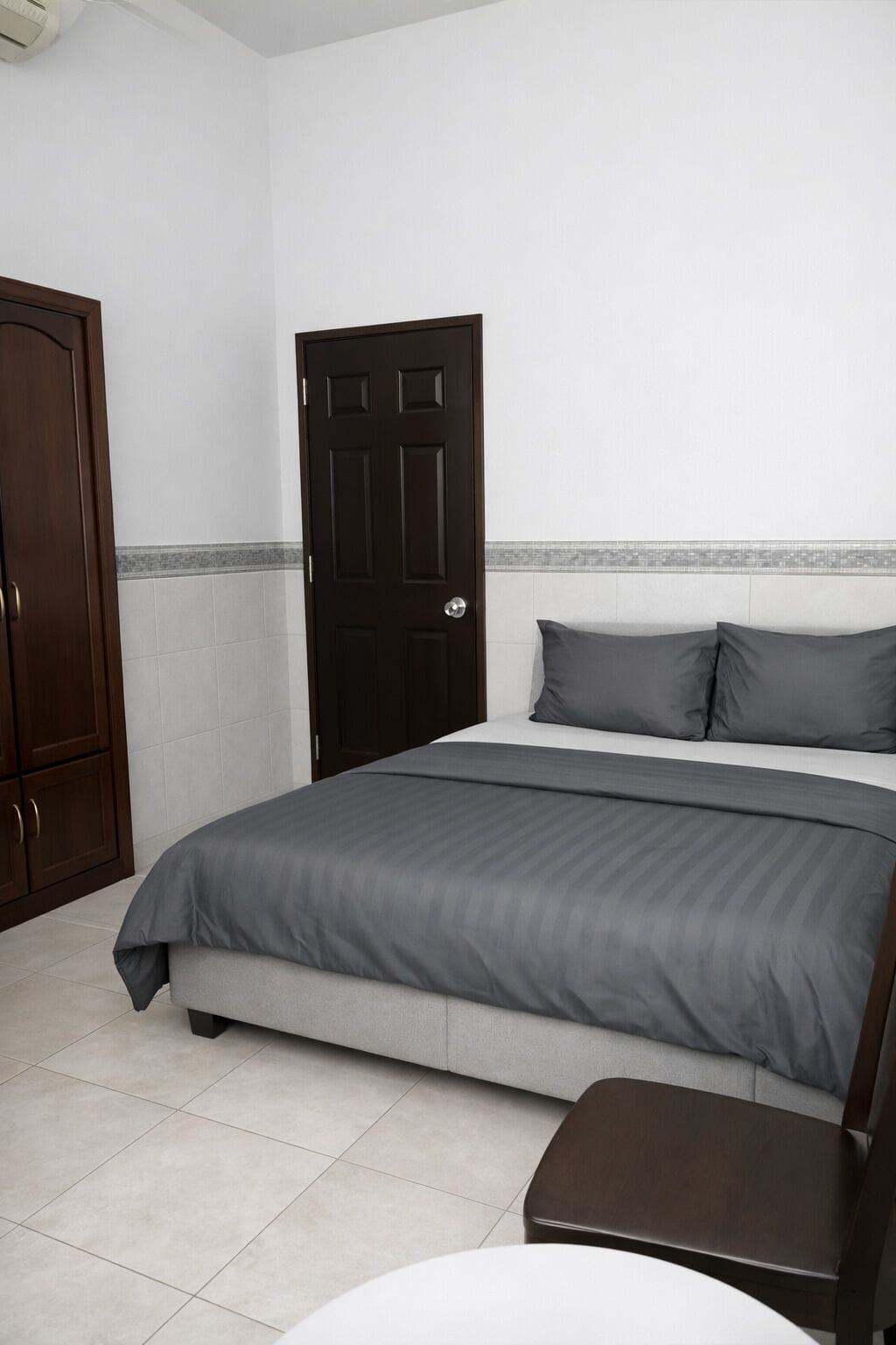 標準雙人房單人入住 | 客房內保險箱、書桌、筆電工作空間、遮光布/窗簾