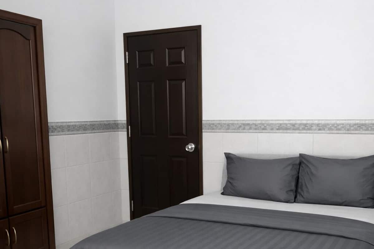 Standard Double Room Single Use | In-room safe, desk, laptop workspace, blackout curtains