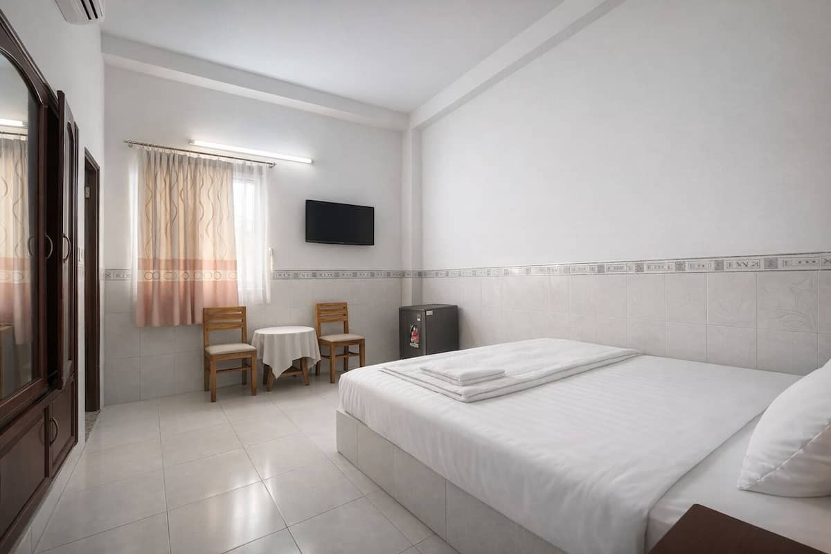 Standard Double Room | In-room safe, desk, laptop workspace, blackout curtains