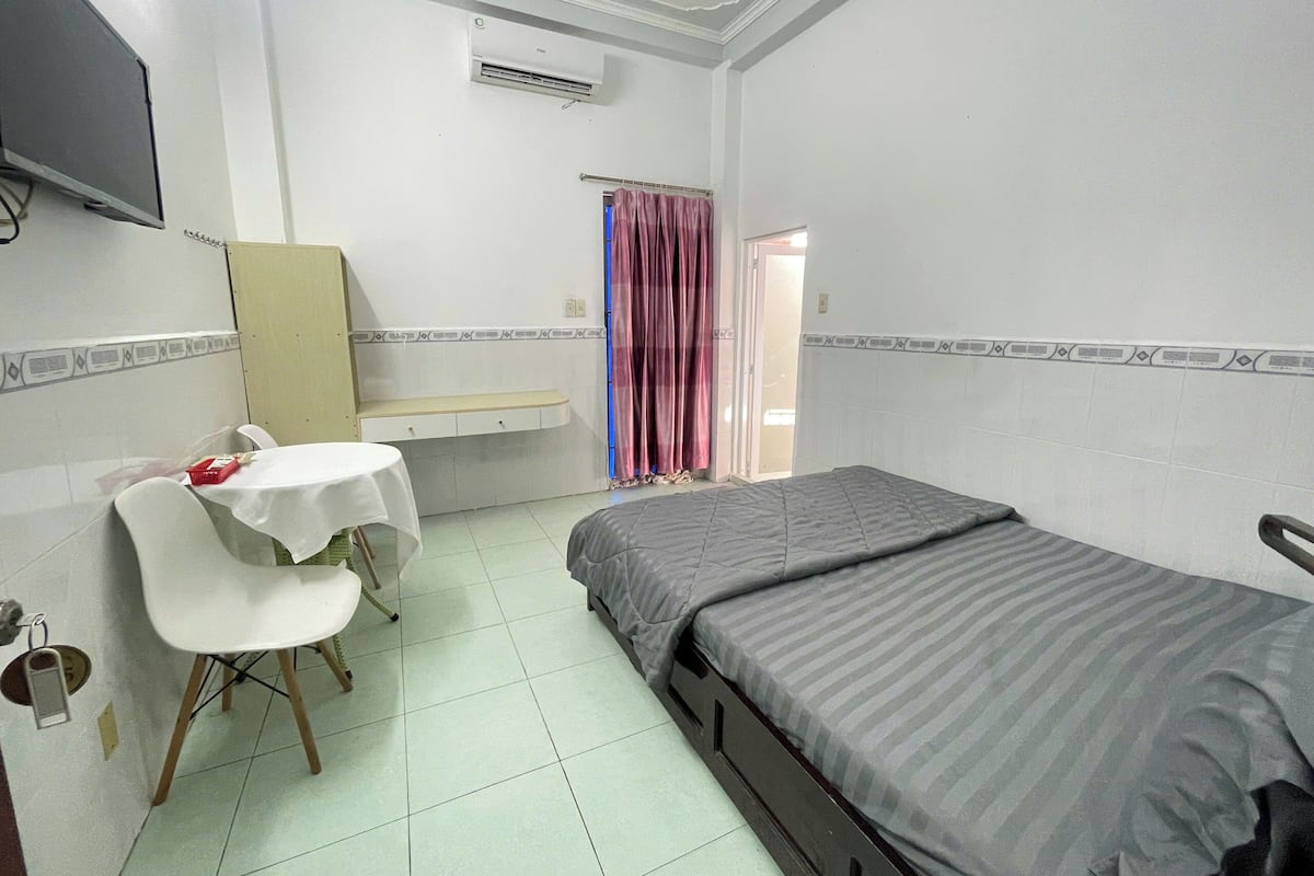 Executive Double Room | In-room safe, desk, laptop workspace, blackout drapes