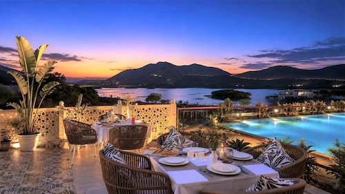 The Classic Crown Udaipur - A Luxury Hotel by Lake Pichola