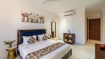 Desk, laptop workspace, free WiFi, bed sheets