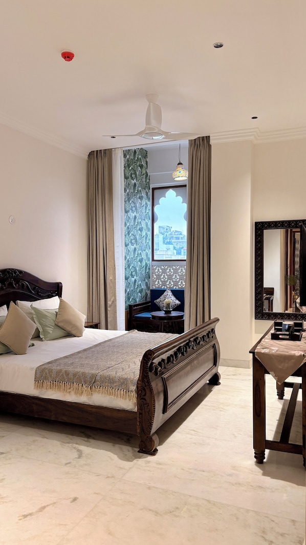 Executive-værelse | Skrivebord, arbejdsområde til bærbare computere, gratis Wi-Fi, sengetøj