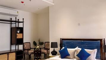 Desk, laptop workspace, free WiFi