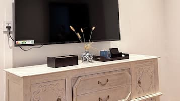 Crown Presidential Jacuzzi Suite | Desk, laptop workspace, free WiFi, bed sheets