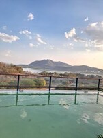 Una piscina cubierta