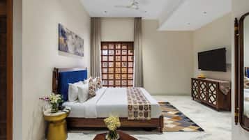 Crown Jacuzzi Room | Desk, laptop workspace, free WiFi, bed sheets