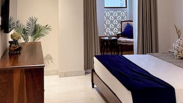 Executive kamer | Een bureau, een laptopwerkplek, gratis wifi, beddengoed