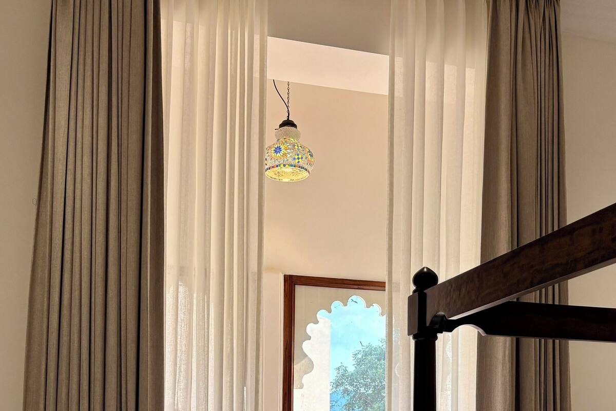 Imperial Room With Poster Bed And Jharokha