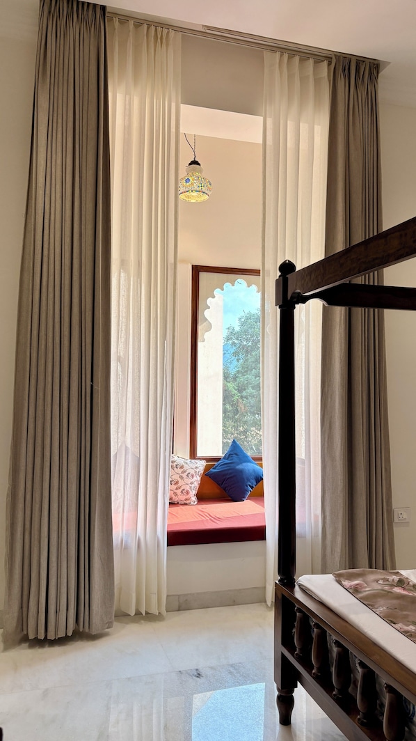 Imperial Room With Poster Bed And Jharokha
