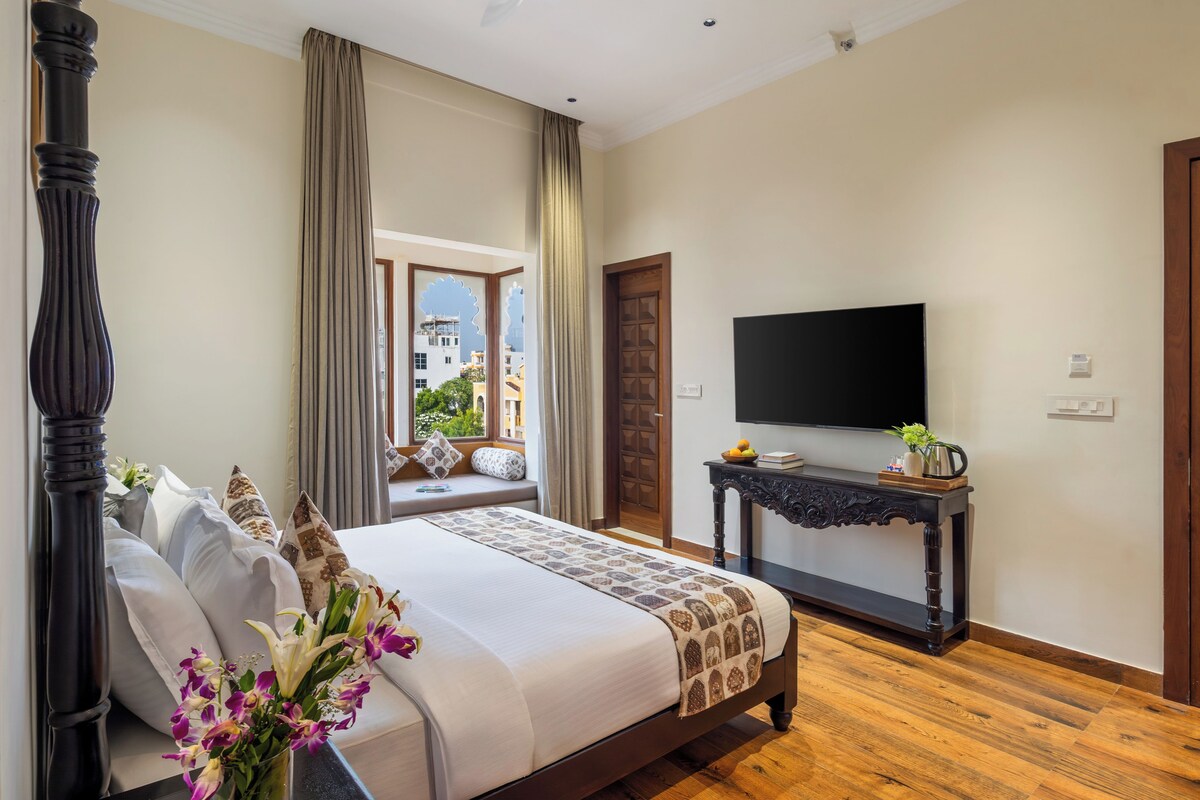 Superior Double Room | Premium bedding, desk, laptop workspace, WiFi (free)