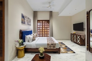 Escritorio, espacio para trabajar con laptop y wifi gratis