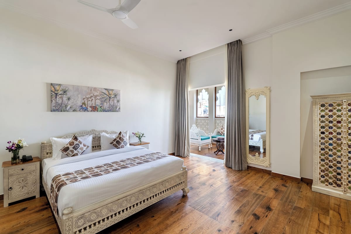 Presidentiële suite | Luxe beddengoed, een bureau, een laptopwerkplek, gratis wifi