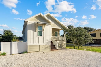 Luxury 4BR, Across street from beach, Sleeps 10!