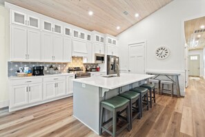 Signature House, 4 Bedrooms, Balcony, Garden View | Private kitchen | Fridge, microwave, oven, stovetop - Coastal Dream (Orange Beach)