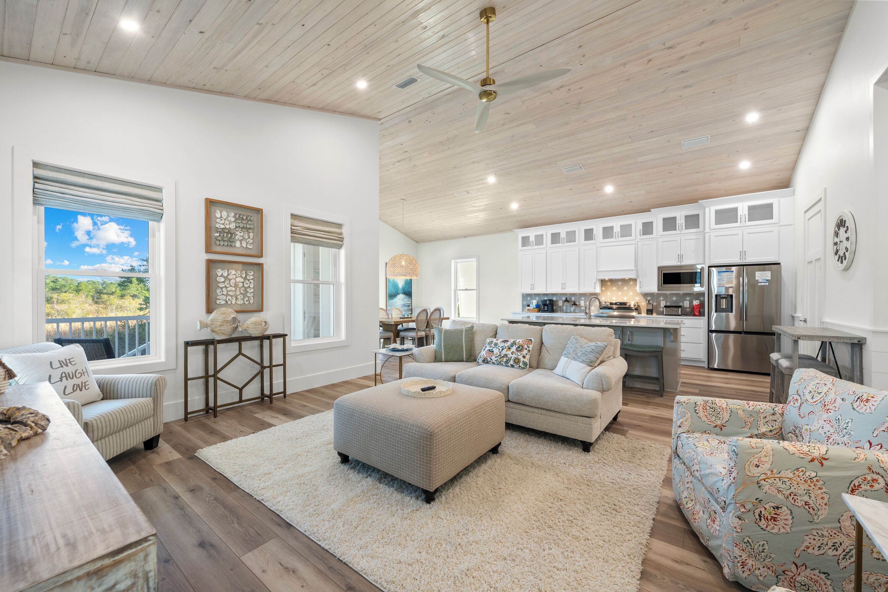 Signature huis, 4 slaapkamers, balkon, uitzicht op tuin | Woonkamer | Een 50-inch smart-tv met digitale zenders