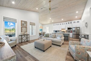 Signatur-hus - 4 soveværelser - balkon - udsigt til have | Stue | 50-tommers smart-tv med digitale kanaler