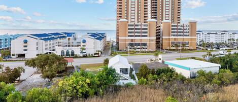 Un complejo hotelero frente al mar, con varias edificaciones, incluyendo un hotel alto y varias estructuras más pequeñas.